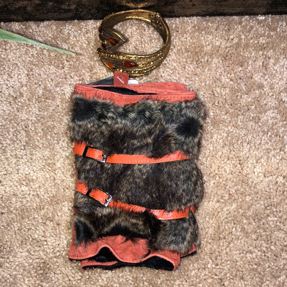 FINGERLESS LEATHER AND FAUX FUR GLOVES